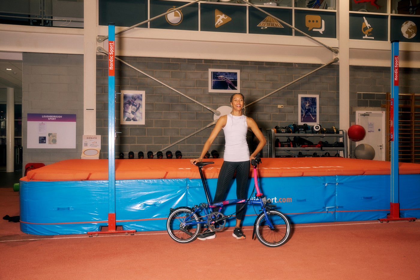 Morgan Lake, athlète de saut en hauteur de la Team GB, assise à côté du vélo pliant Brompton Paris Edition.