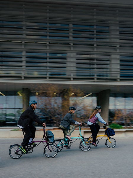Les gens qui roulent en vélo Brompton