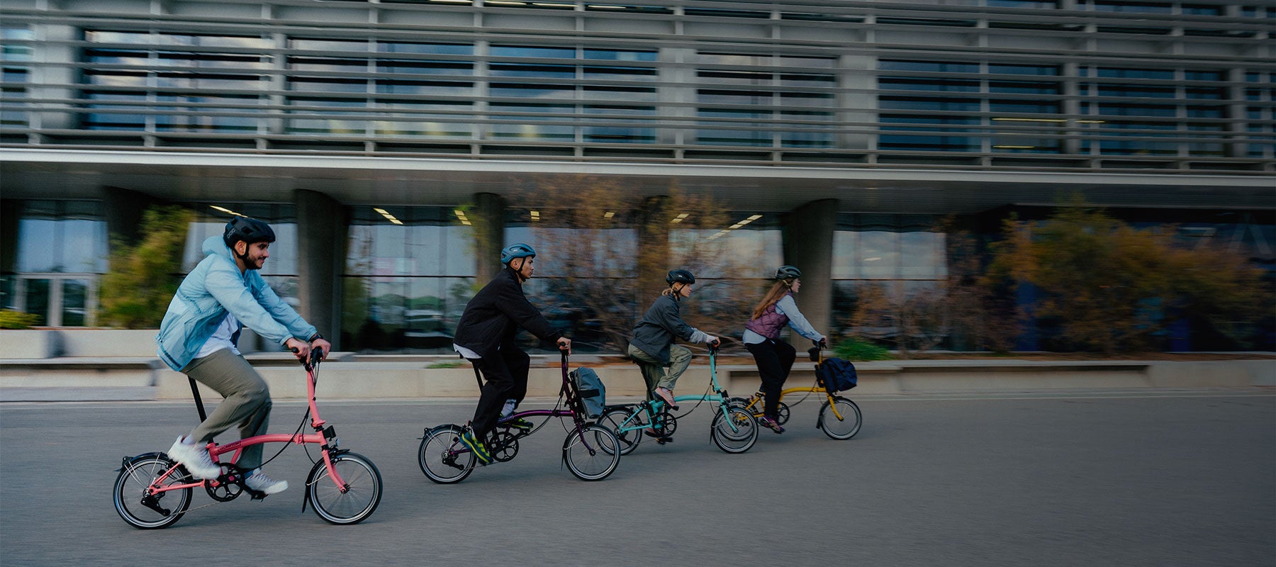Les gens qui roulent en vélo Brompton