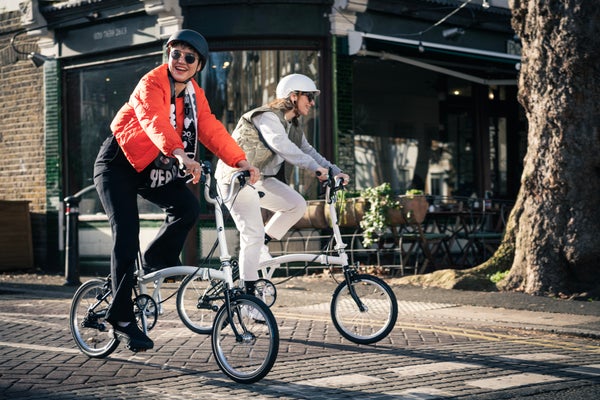 deux personnes conduisant des vélos A Line Brompton dans une rue