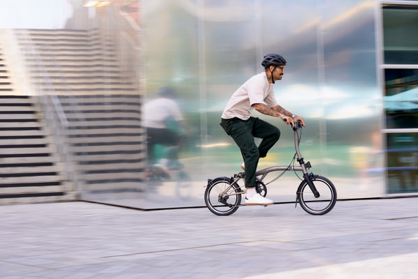 personne roulant sur un t line 12 vitesses en montée dans la campagne
