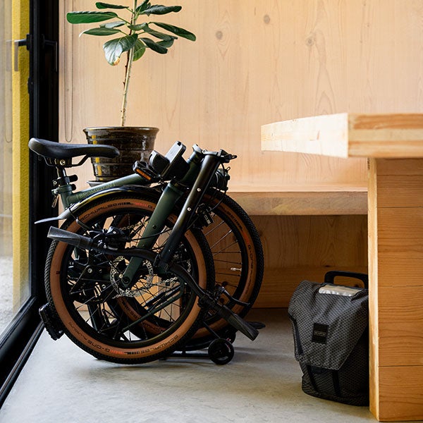 Brompton G Line plié à côté d'une table
