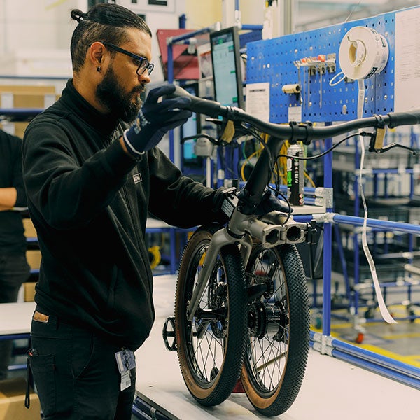 Une personne dans l'usine Brompton travaillant sur un vélo