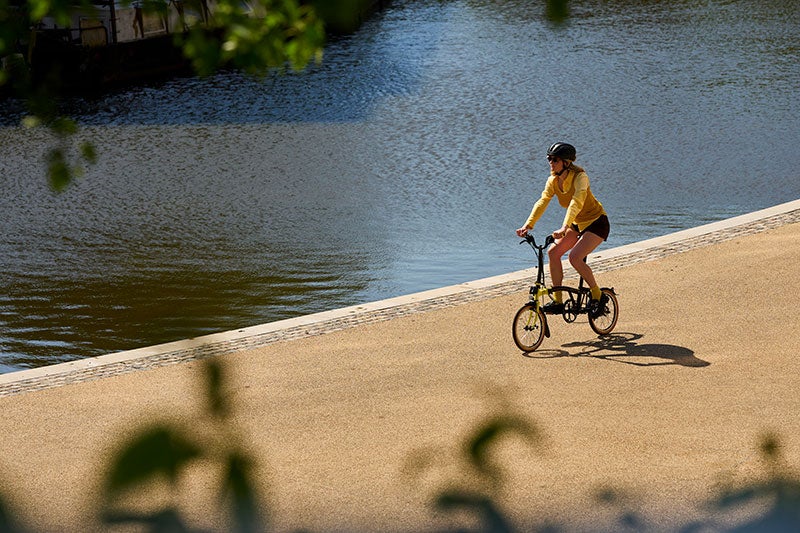 Personne sur un vélo Brompton x Tour de France
