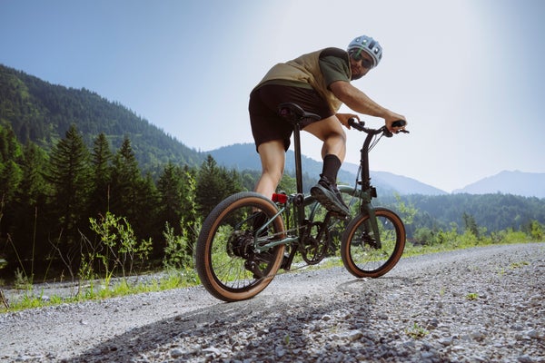 Un homme monte une colline à bord d'un Brompton G Line