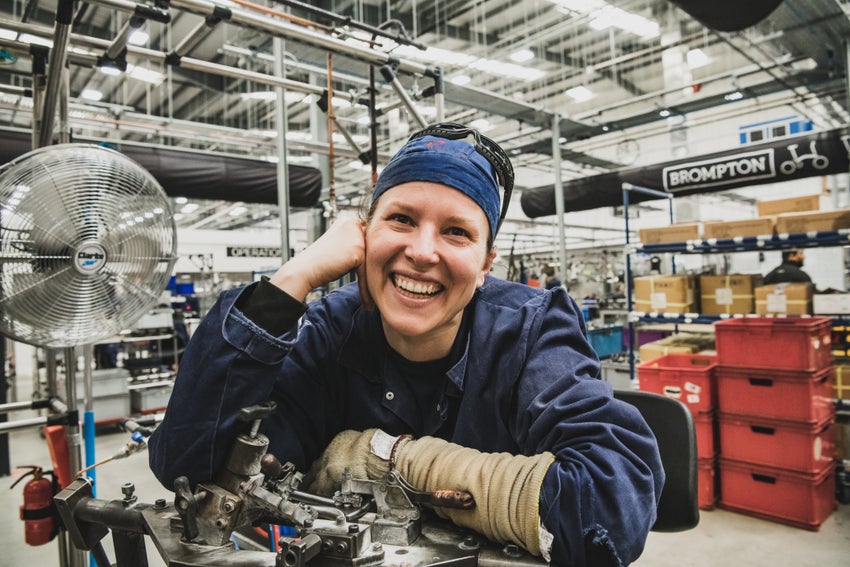 Travailleur de l’usine Brompton souriant