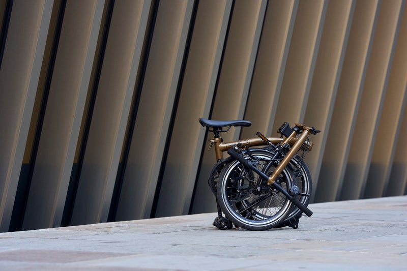 lifestyle shot of brompton p line bronze sky