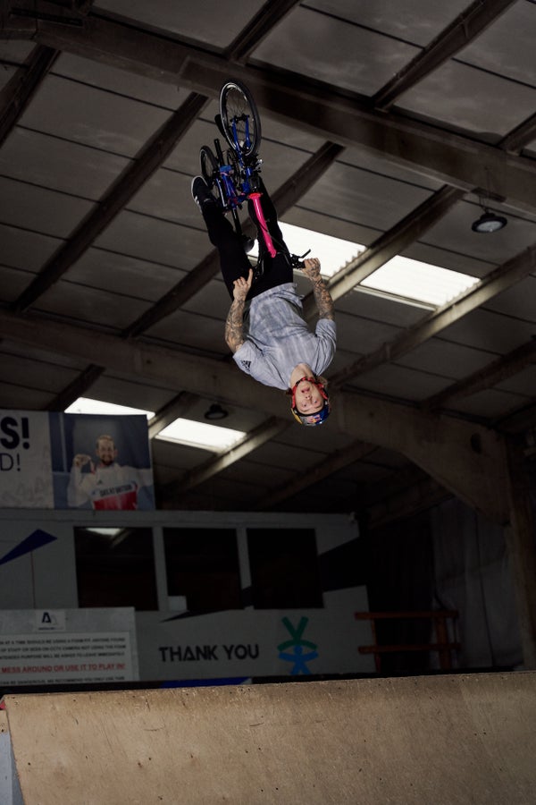 Kieran Reilly, rider BMX Freestyle de la Team GB, sur le vélo pliant Brompton Paris Edition