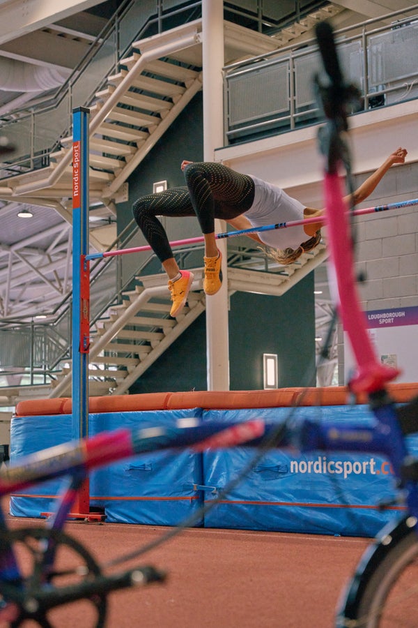 Morgan Lake, spécialiste du saut en hauteur de la Team GB, pose avec le vélo pliant Brompton Paris Edition.