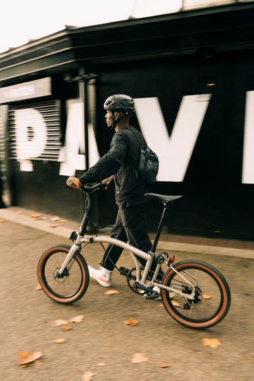 duke riding a brompton g ine bike through London