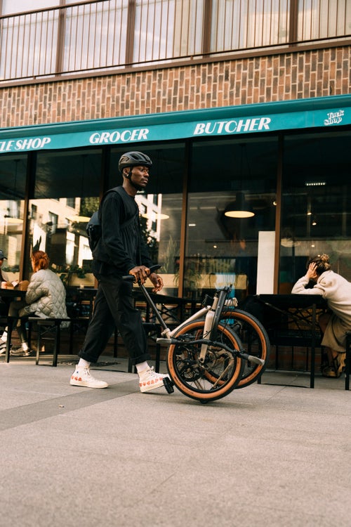 duke riding a brompton g ine bike through London