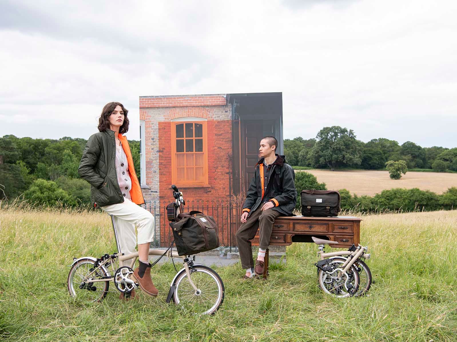 Deux mannequins posant dans un champ portant la collection Barbour x Brompton