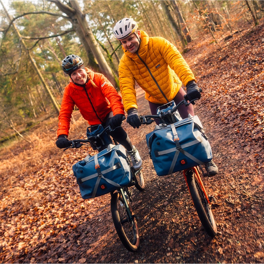 Deux personnes en train de faire du vélo G Line dans la forêt