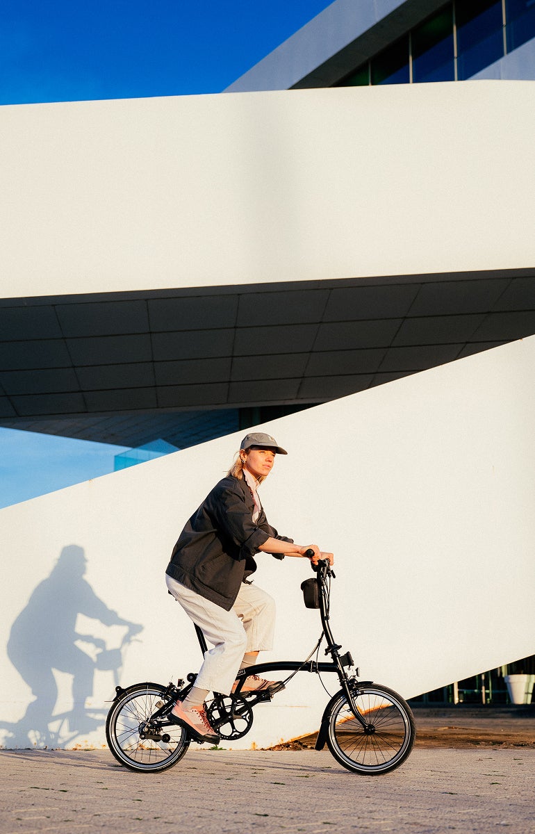 Quelqu'un qui roule sur un vélo Brompton