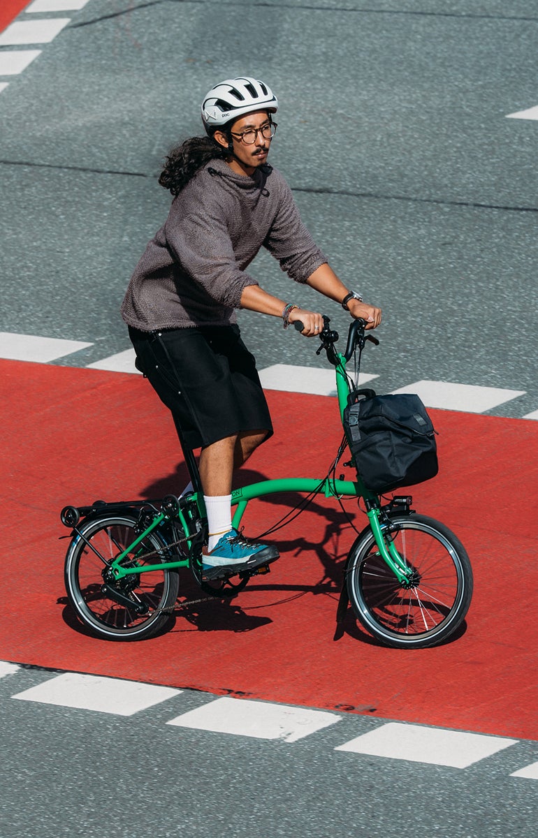 Quelqu'un qui roule sur un vélo Brompton