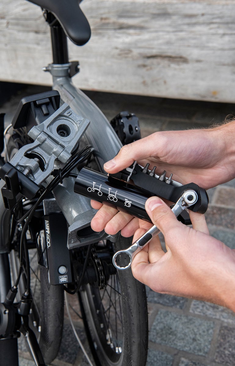 Personne avec une trousse à outils Brompton