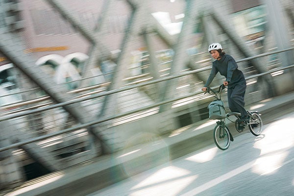 Quelqu'un sur un Brompton Electric T Line en train de traverser un pont