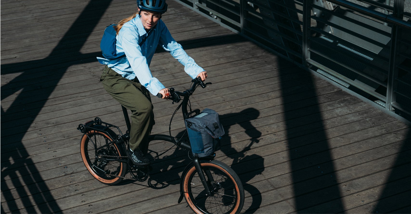Une femme roule sur la ligne G électrique à l'ombre d'un pont