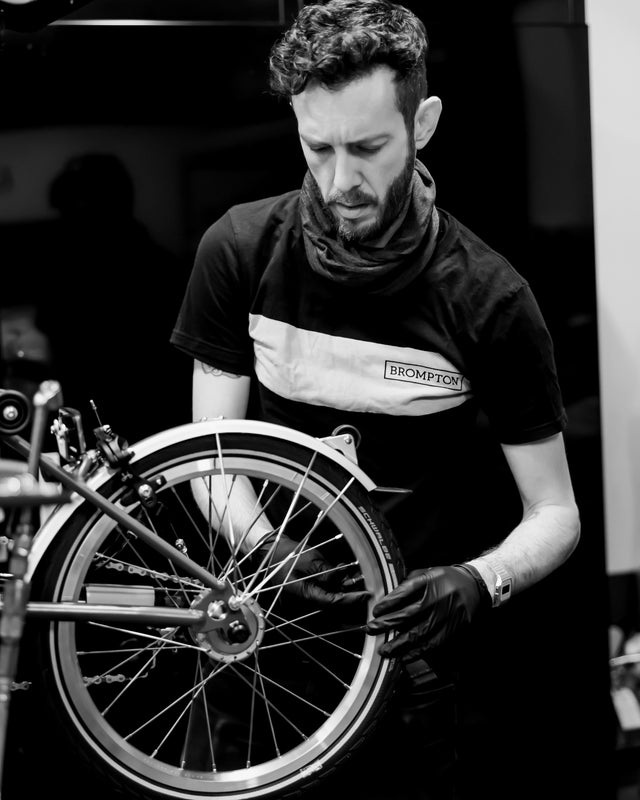Personne réparant un vélo Brompton
