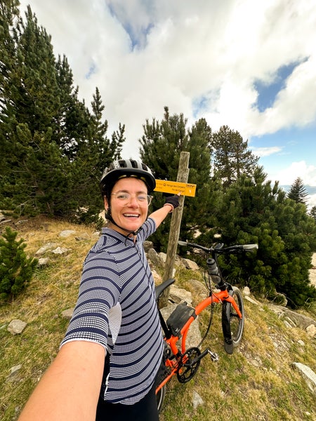 Personne debout sur une montagne avec un vélo Brompton G Line