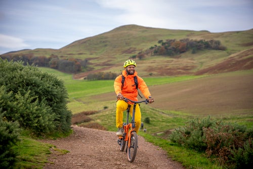 Joshua descend une colline sur son vélo Brompton G Line