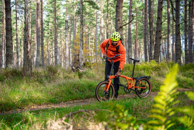 Personne dans les bois avec le vélo Brompton G Line