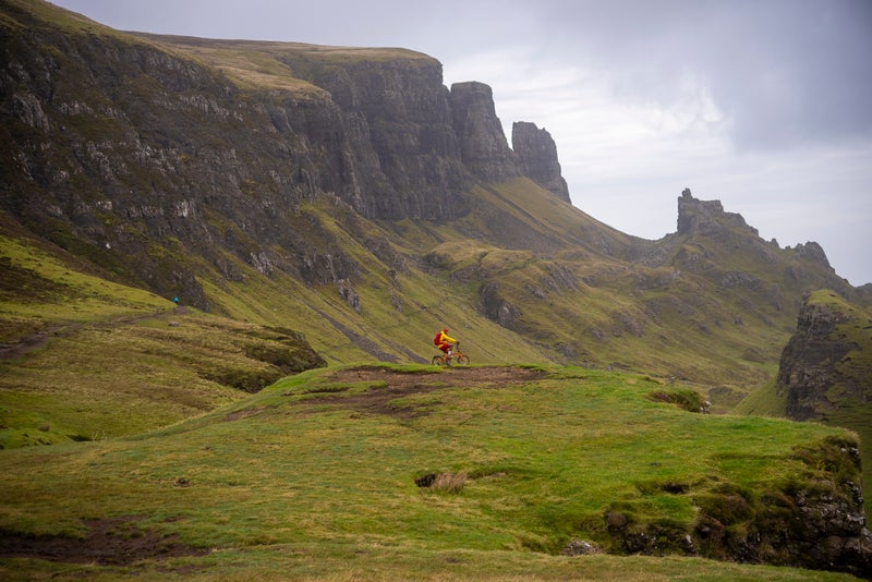 Personne assise sur la ligne Brompton G dans les Highlands écossais