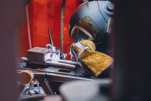 Personne faisant du soudage Tig