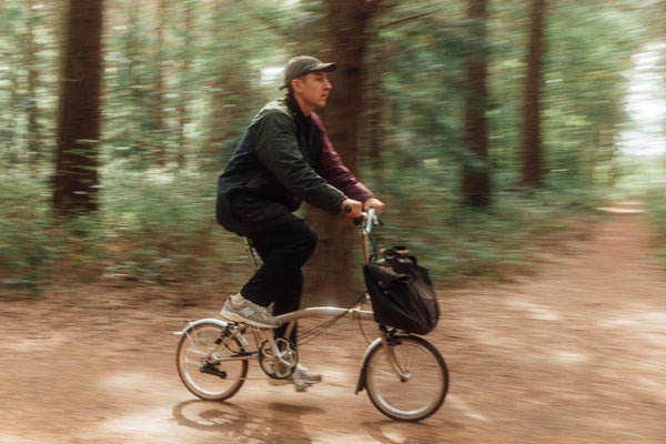 Personne sur un vélo Brompton x Barbour