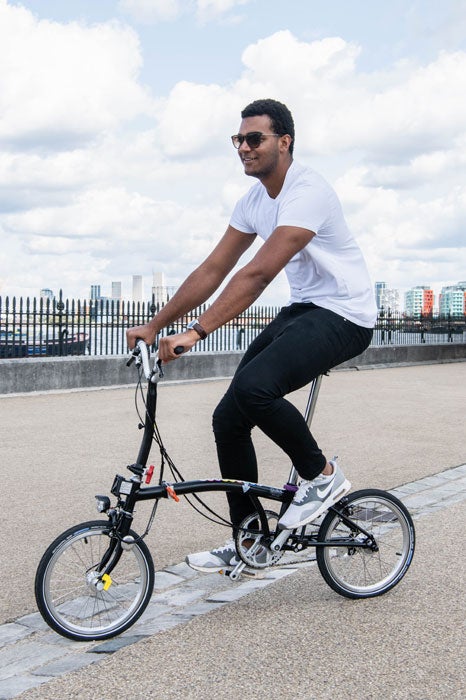 Personne roulant sur un vélo Brompton