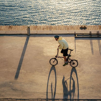 Un mec à vélo le long du bord de mer