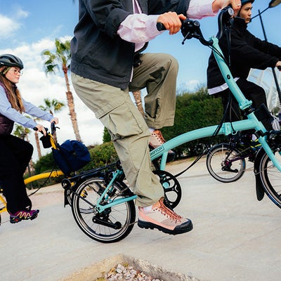 Les gens qui roulent en vélo Brompton