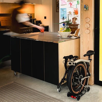 Vélo plié dans une maison