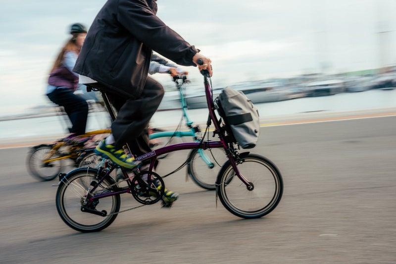 Des gens qui roulent sur des vélos Brompton C Line