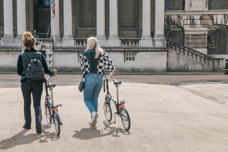 Deux personnes roulant sur des vélos Brompton