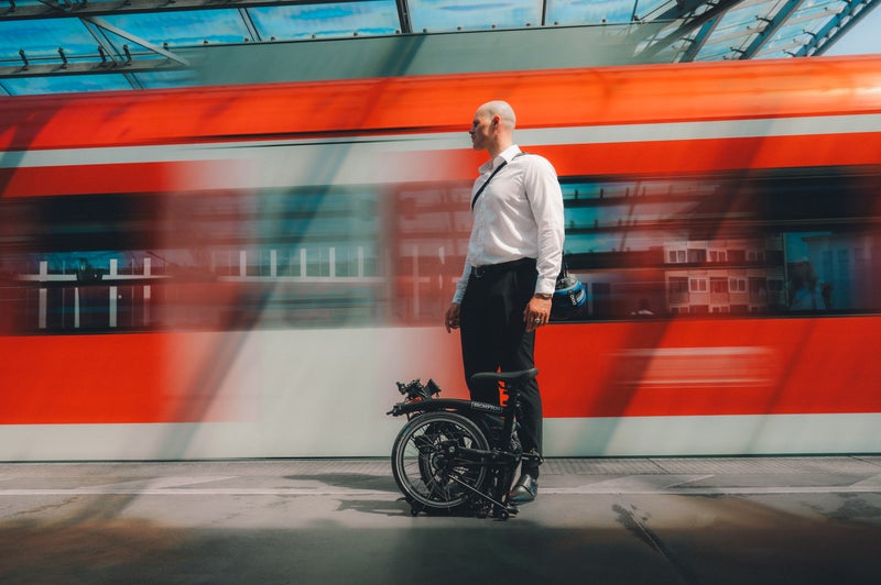 Personne roulant sur un vélo Brompton