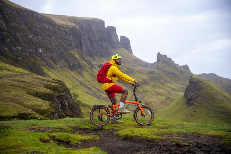 Un mec sur un Brompton sur la ligne G dans les Highlands écossais
