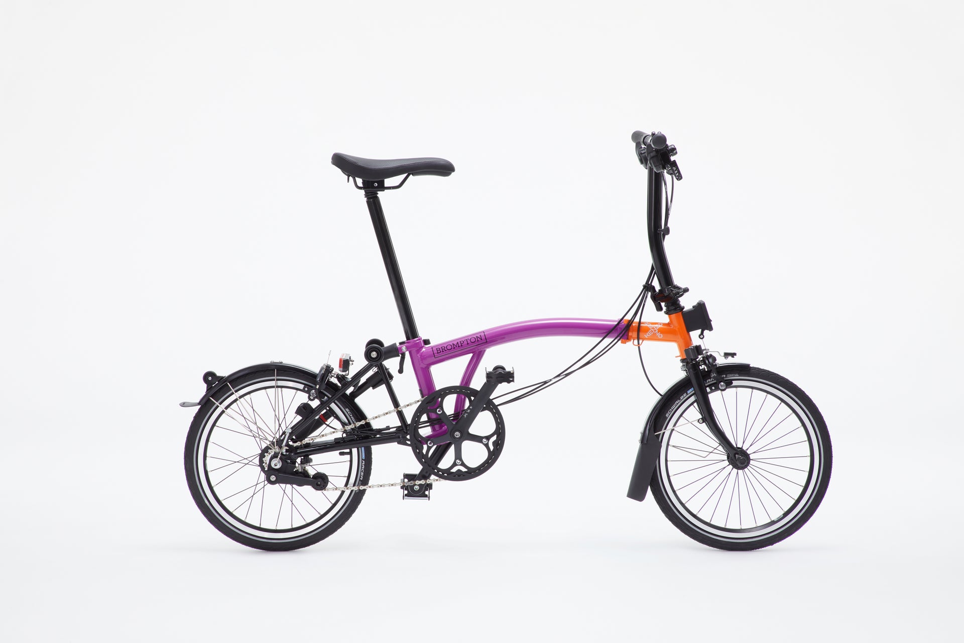 Une photo de studio du vélo pliant Kenzo x Brompton en édition spéciale