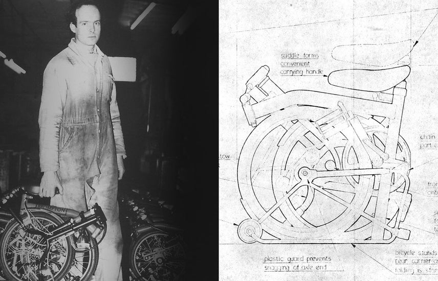 Andrew Ritchie dans l’usine tenant un ancien vélo Brompton.