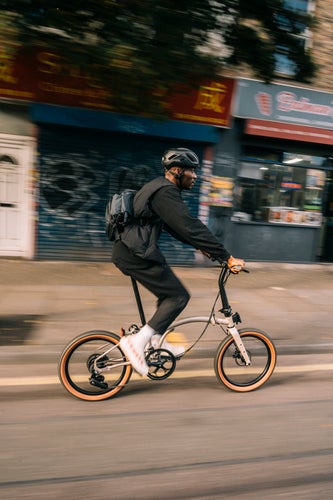 Duke Agyapong sur un Brompton G Line