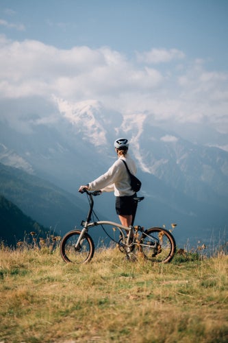 Personne au sommet d'une montagne sur un Brompton G Line
