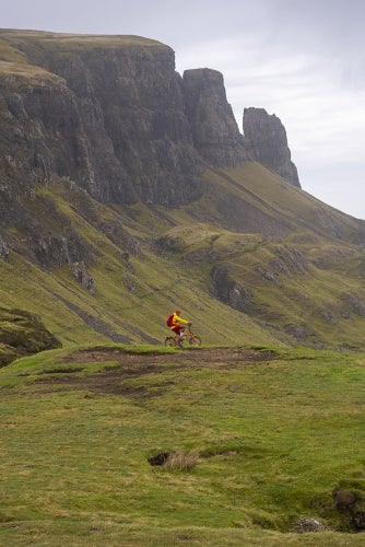 Personne assise sur un Brompton dans les Highlands écossais
