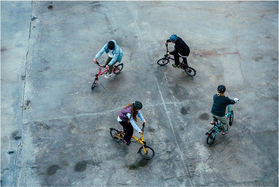 4 personnes sur des lignes C en formation circulaire