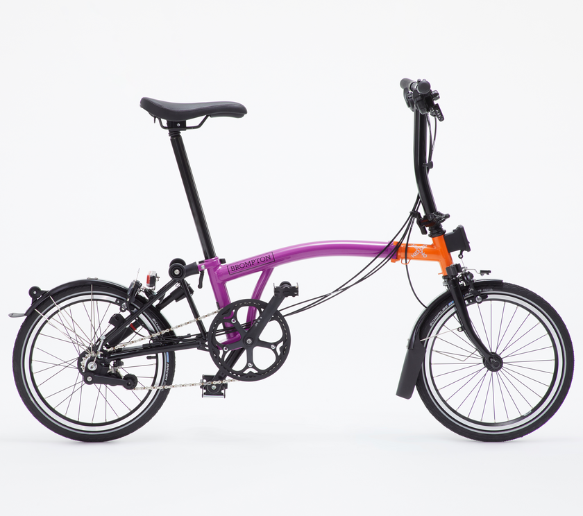 Une photo de studio du vélo pliant Kenzo x Brompton en édition spéciale
