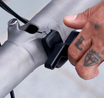 Charnières à alignement automatique