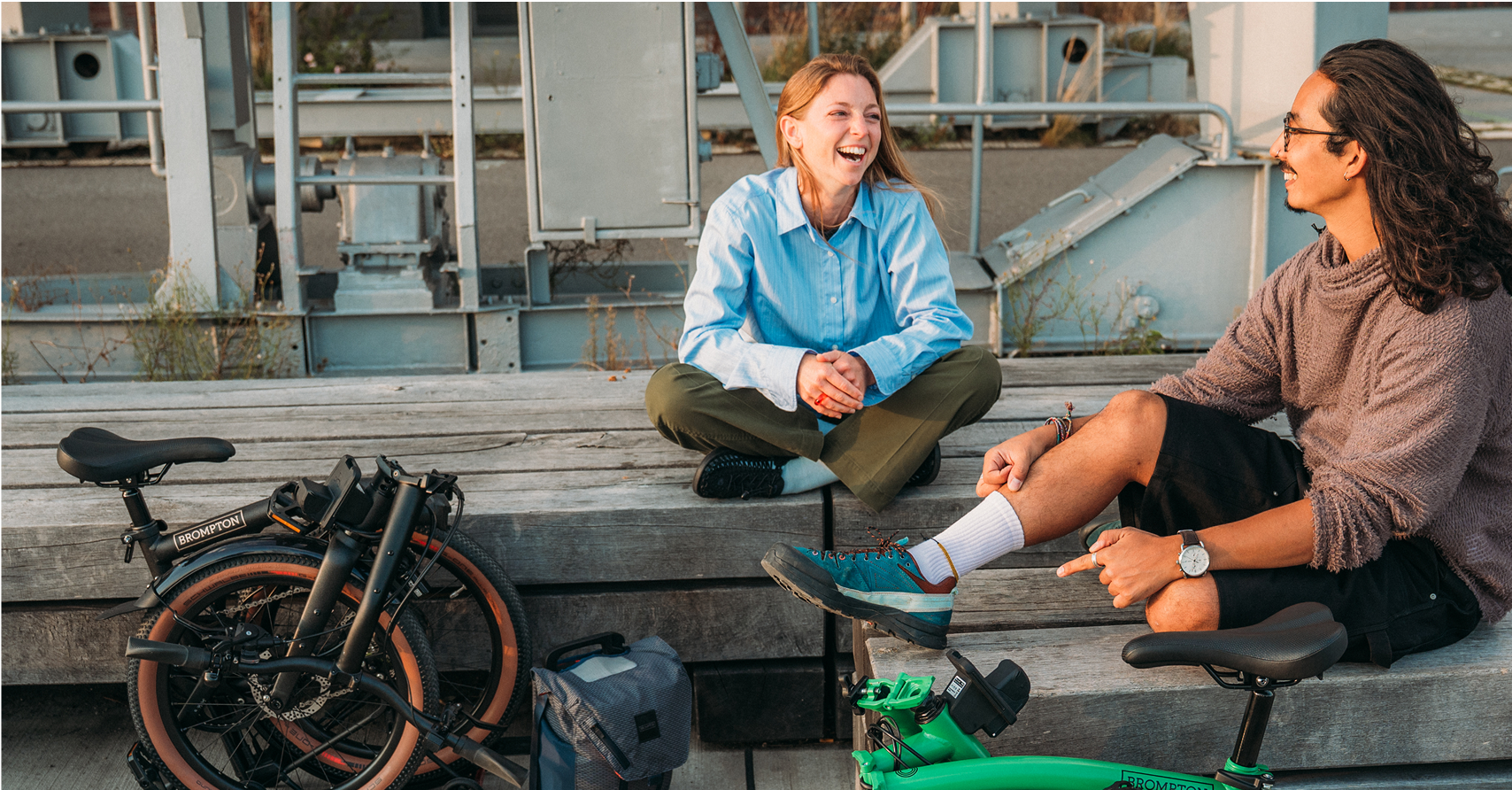 Deux personnes qui traînent avec deux vélos Brompton pliés à côté