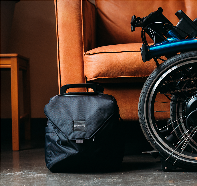 Vélo Brompton plié et sac pour batterie