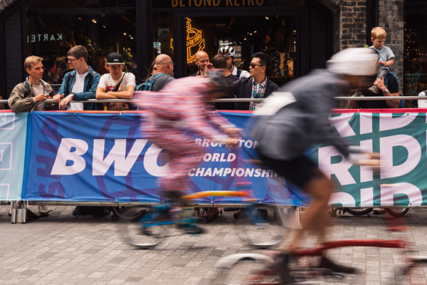 Des gens flous qui foncent sur des vélos Brompton