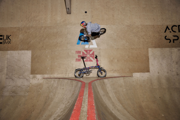 Un cycliste de l'équipe britannique sur un BMX